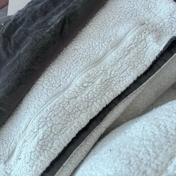 King Sherpa Comforter & Deco Pillows & Cases - Picture 3 of 4